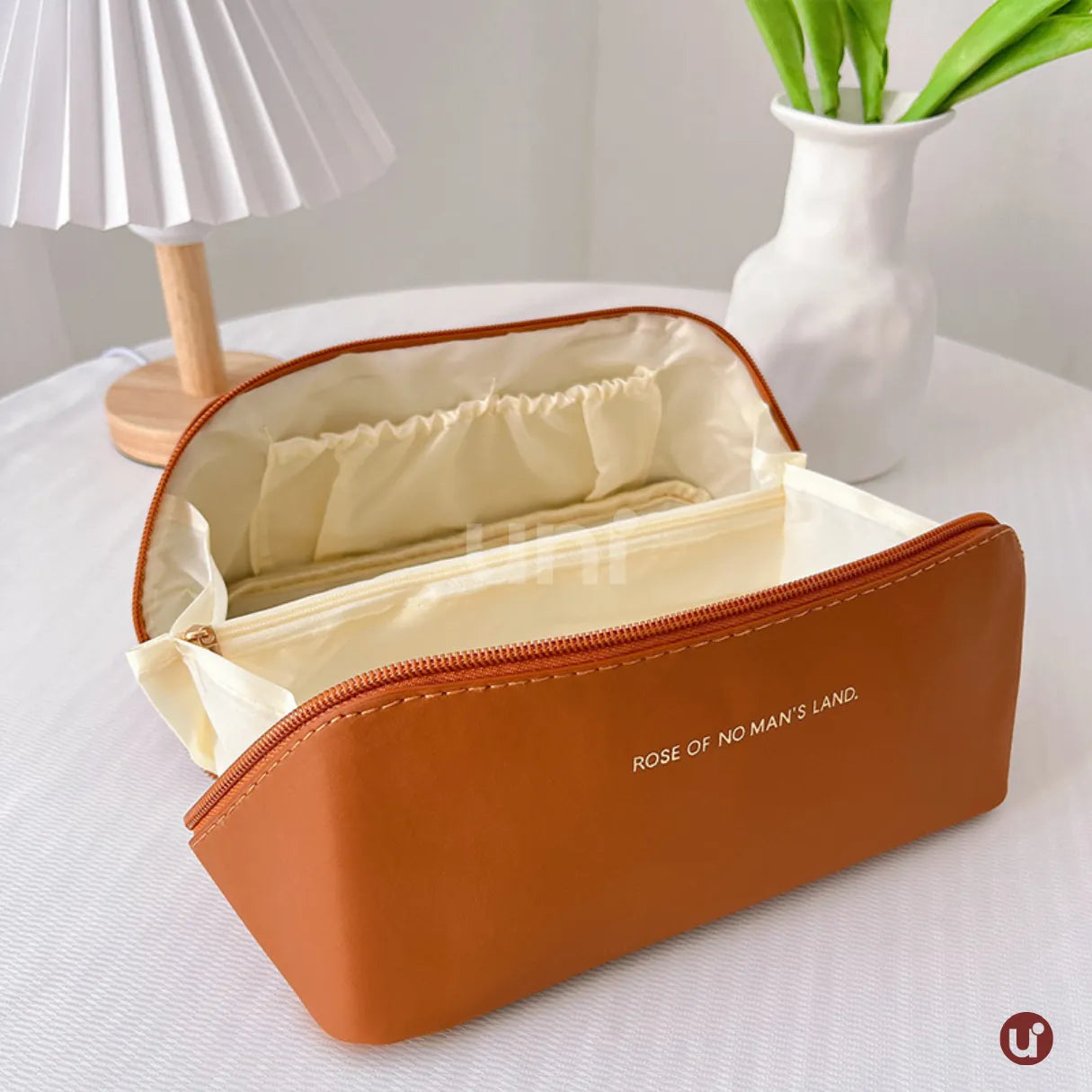 Kit Luxbag com três nécessaires femininas premium em couro ecológico, organizadas juntas para demonstrar os diferentes tamanhos ideais para viagens e rotina diária.