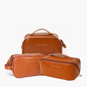 Kit Luxbag com três nécessaires femininas premium em couro ecológico, organizadas juntas para demonstrar os diferentes tamanhos ideais para viagens e rotina diária.