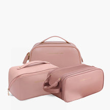 Kit Luxbag com três nécessaires femininas premium em couro ecológico, organizadas juntas para demonstrar os diferentes tamanhos ideais para viagens e rotina diária.