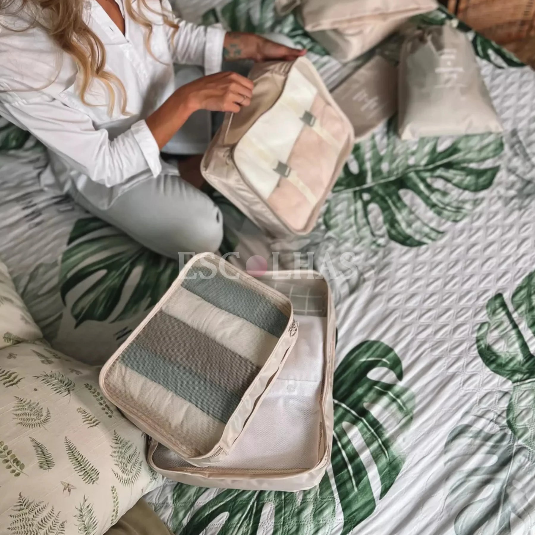 Kit organizador de mala VibePack contendo bolsas de diferentes tamanhos para roupas, sapatos e cosméticos, ideal para manter a bagagem feminina perfeitamente arrumada.