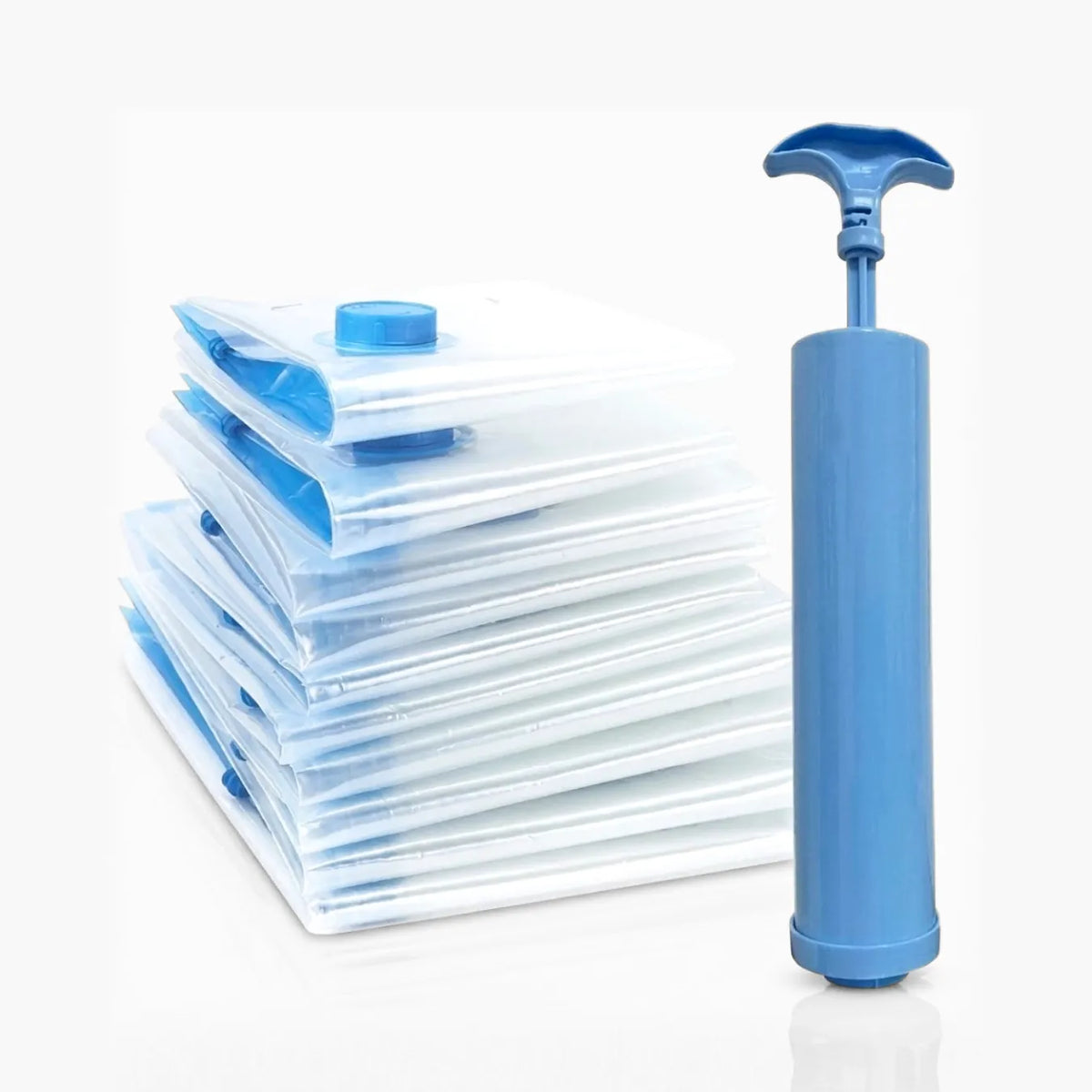 Kit de sacos a vácuo transparentes da UniEscolhas acompanhados da bomba manual, ideais para comprimir roupas e ganhar espaço na mala de viagem.