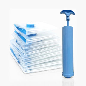 Kit de sacos a vácuo transparentes da UniEscolhas acompanhados da bomba manual, ideais para comprimir roupas e ganhar espaço na mala de viagem.