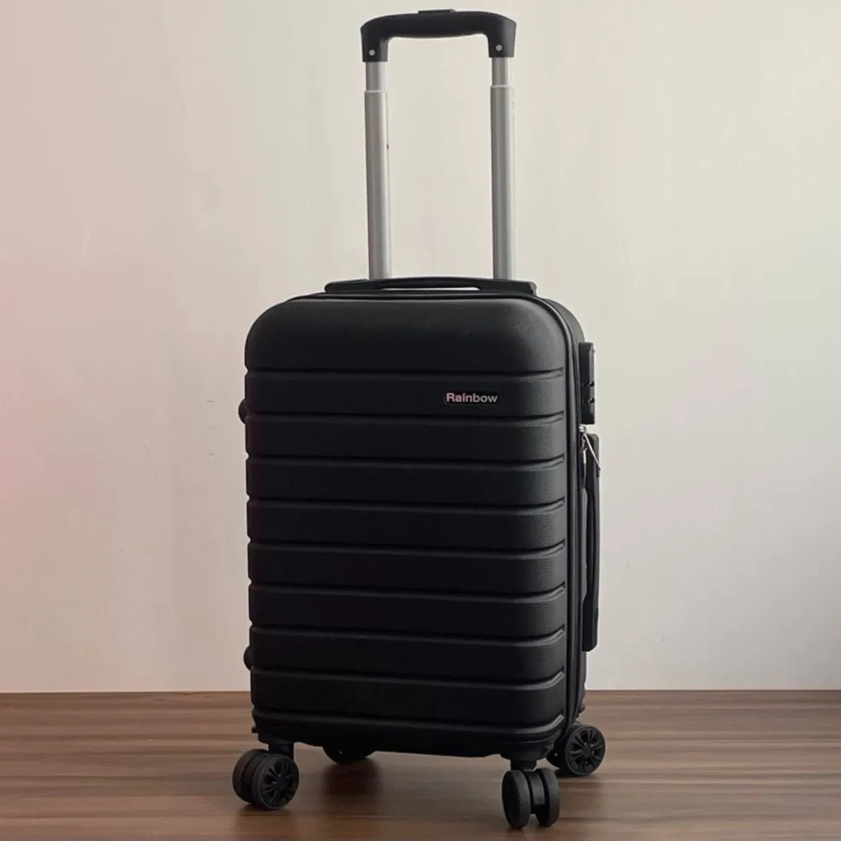 Mala de bordo feminina Novatech em ABS e policarbonato, com design elegante e resistente, ideal para levar na cabine do avião sem despachar.