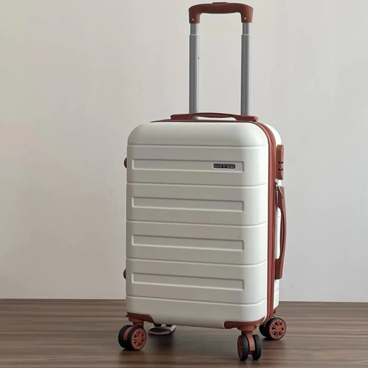 Mala de bordo feminina Novatech em ABS e policarbonato, com design elegante e resistente, ideal para levar na cabine do avião sem despachar.