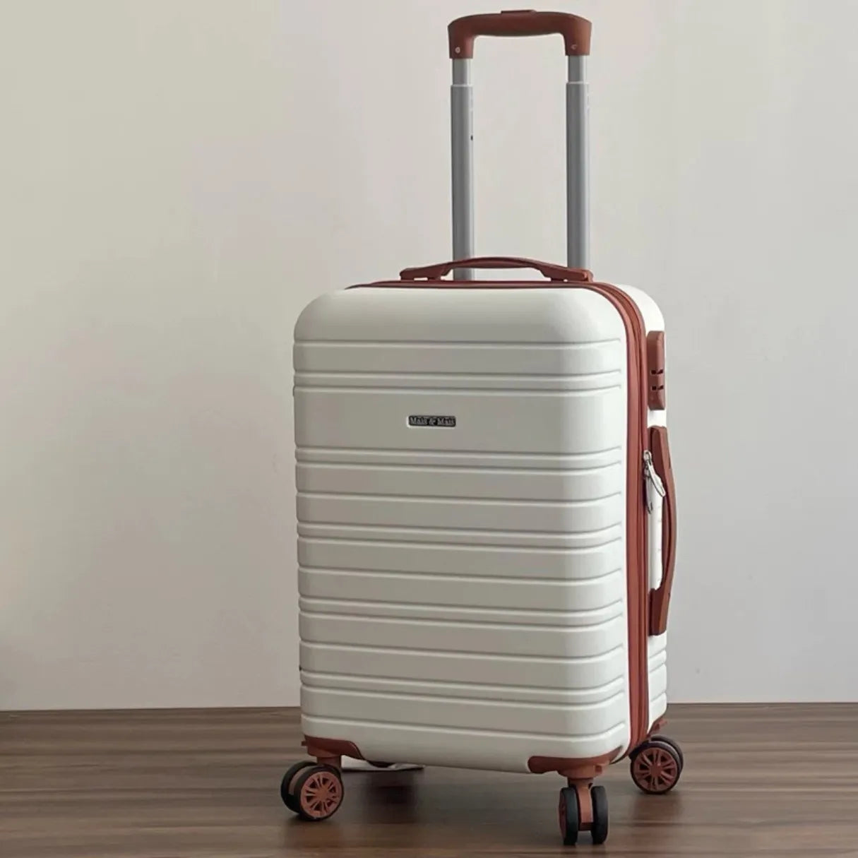 Mala de bordo feminina Novatech em ABS e policarbonato, com design elegante e resistente, ideal para levar na cabine do avião sem despachar.