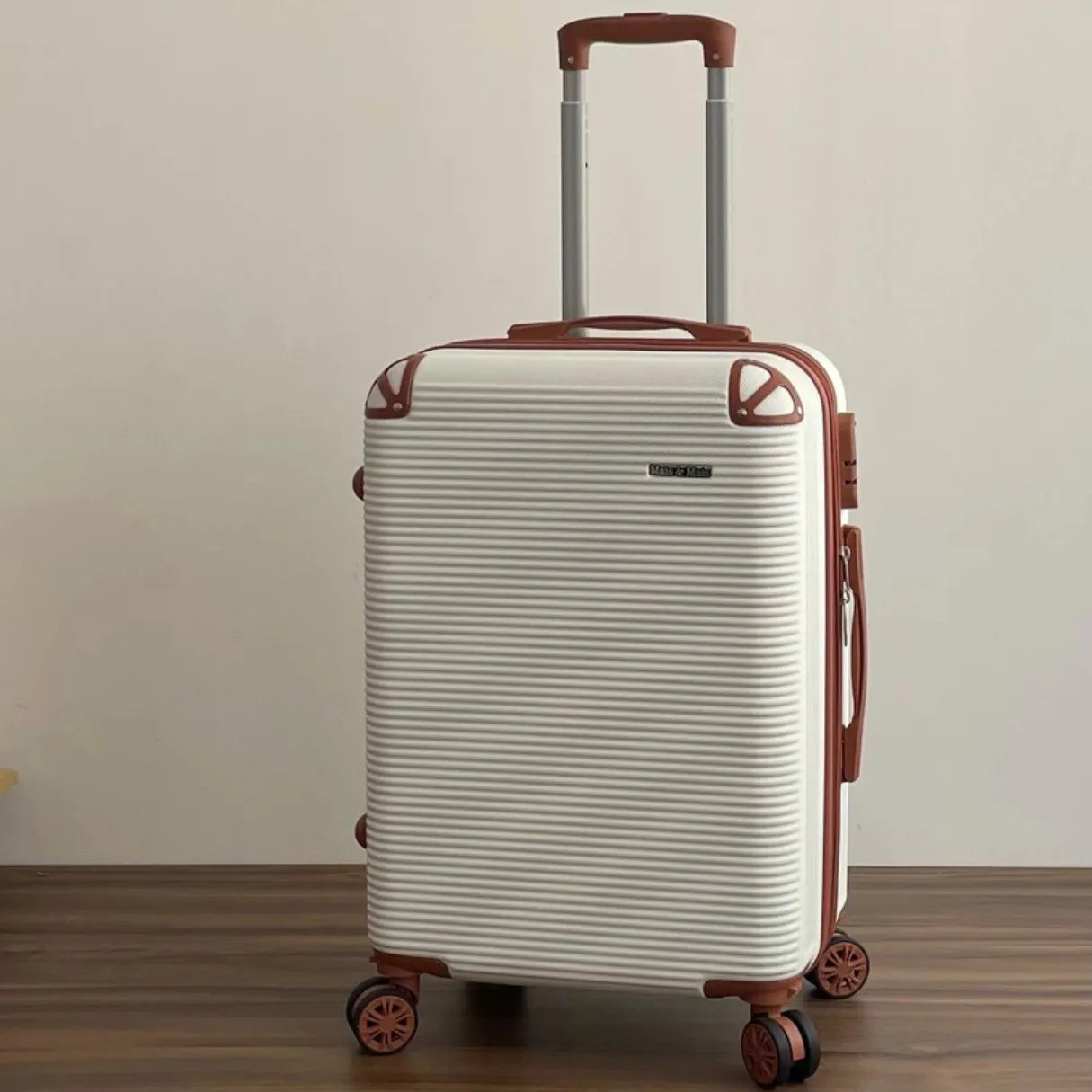 Mala de bordo feminina Novatech em ABS e policarbonato, com design elegante e resistente, ideal para levar na cabine do avião sem despachar.