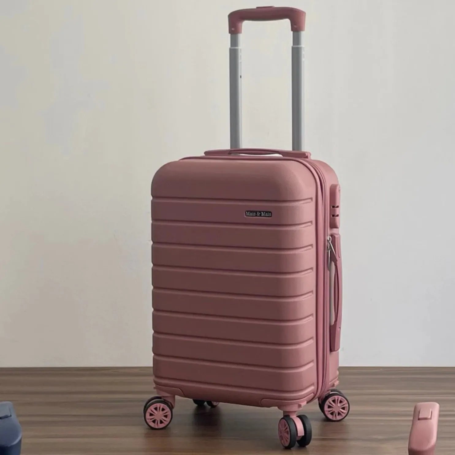 Mala de bordo feminina Novatech em ABS e policarbonato, com design elegante e resistente, ideal para levar na cabine do avião sem despachar.