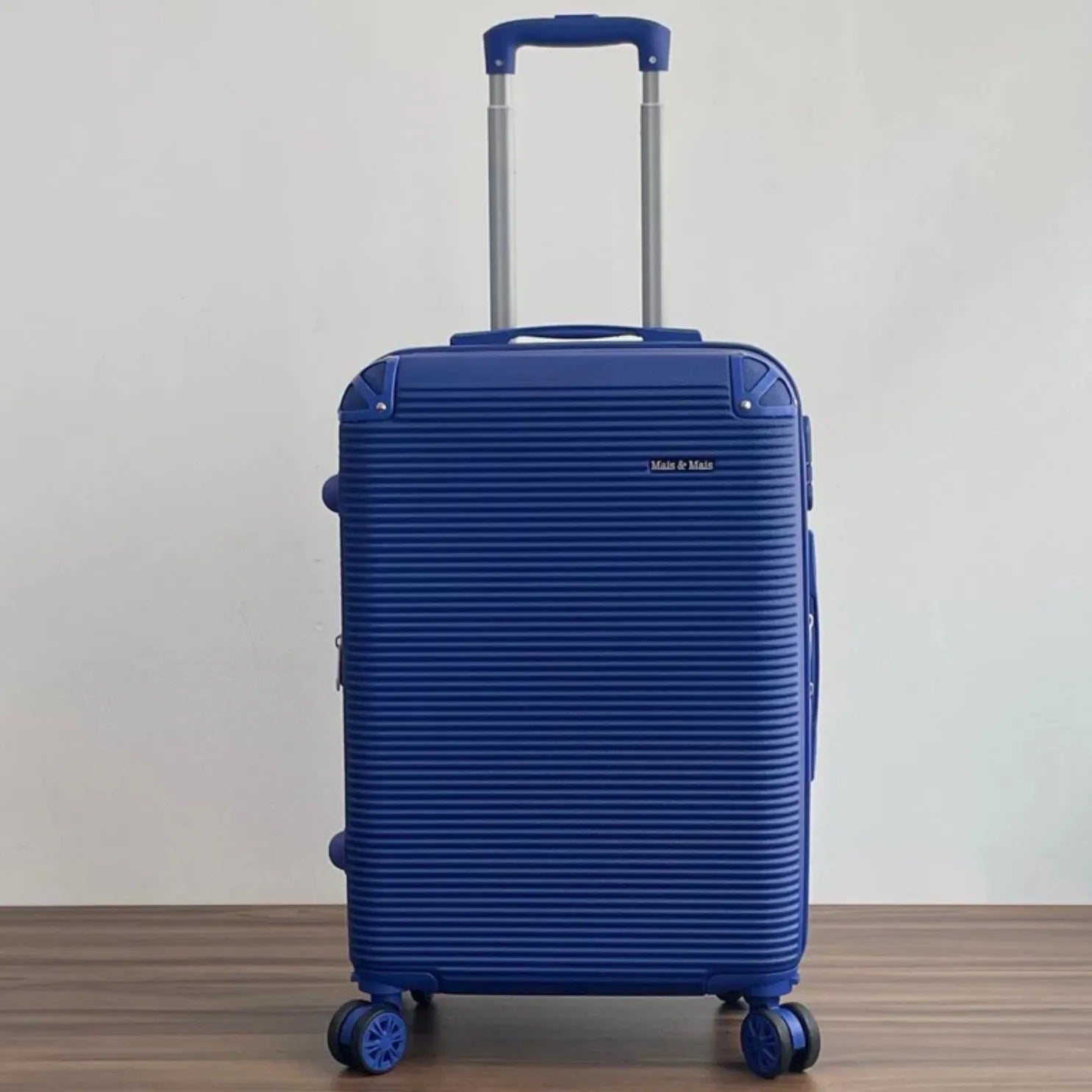 Mala de bordo feminina Novatech em ABS e policarbonato, com design elegante e resistente, ideal para levar na cabine do avião sem despachar.