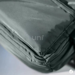 Mochila de viagem feminina e masculina a vácuo Nova BellaJourney em nylon premium, com design moderno e tamanho exato para não pagar taxa de bagagem de mão.