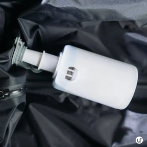 Mochila de viagem feminina e masculina a vácuo Nova BellaJourney em nylon premium, com design moderno e tamanho exato para não pagar taxa de bagagem de mão.