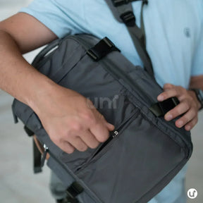 Mochila de viagem feminina e masculina a vácuo Nova BellaJourney em nylon premium, com design moderno e tamanho exato para não pagar taxa de bagagem de mão.