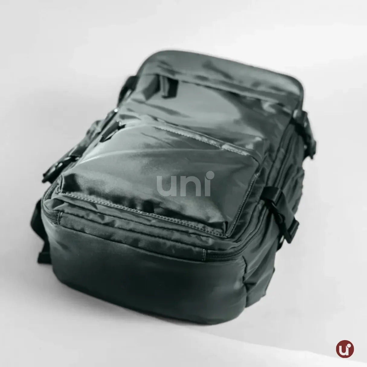 Mochila de viagem feminina e masculina a vácuo Nova BellaJourney em nylon premium, com design moderno e tamanho exato para não pagar taxa de bagagem de mão.