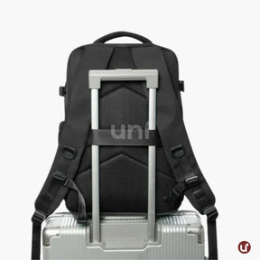 Mochila de viagem feminina e masculina a vácuo Nova BellaJourney em nylon premium, com design moderno e tamanho exato para não pagar taxa de bagagem de mão.