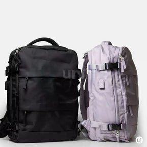 Mochila de viagem feminina BagTravel de 35 litros impermeável, com design moderno e tamanho perfeito para levar como bagagem de mão no avião.