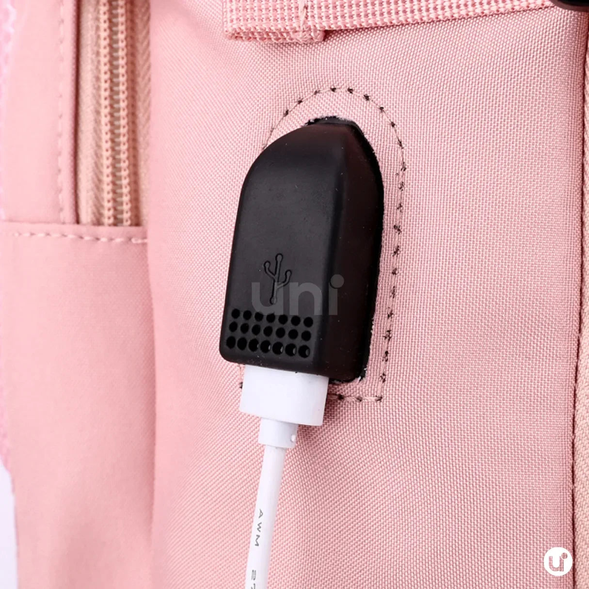 Mochila de viagem feminina BagTravel de 35 litros impermeável, com design moderno e tamanho perfeito para levar como bagagem de mão no avião.