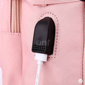 Mochila de viagem feminina BagTravel de 35 litros impermeável, com design moderno e tamanho perfeito para levar como bagagem de mão no avião.