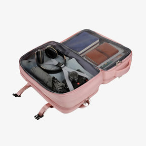 Mochila de viagem feminina TravelMax de 40 litros em nylon impermeável, com design moderno e tamanho ideal para ser usada como bagagem de mão no avião.