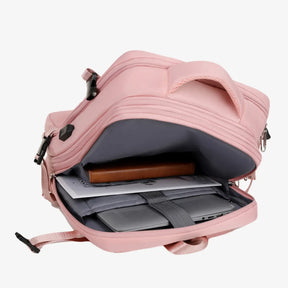 Mochila de viagem feminina TravelMax de 40 litros em nylon impermeável, com design moderno e tamanho ideal para ser usada como bagagem de mão no avião.