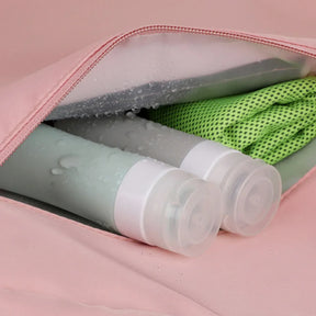 Mochila de viagem feminina TravelMax de 40 litros em nylon impermeável, com design moderno e tamanho ideal para ser usada como bagagem de mão no avião.