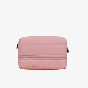 Mochila de viagem feminina TravelMax de 40 litros em nylon impermeável, com design moderno e tamanho ideal para ser usada como bagagem de mão no avião.