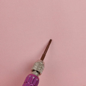 Mochila de viagem feminina TravelMax de 40 litros em nylon impermeável, com design moderno e tamanho ideal para ser usada como bagagem de mão no avião.