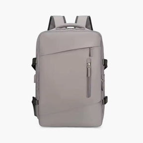 Mochila de viagem feminina TravelMax de 40 litros em nylon impermeável, com design moderno e tamanho ideal para ser usada como bagagem de mão no avião.