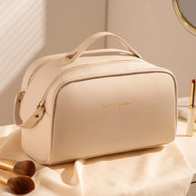 Necessaire de maquiagem feminina Luxbag 2.0 em couro PU premium impermeável, com design elegante e alça de mão, ideal para organizar cosméticos com sofisticação em viagens.