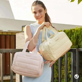 Nécessaire feminina grande CrushBag em tecido impermeável semibrilhante, com design elegante inspirado em nuvens, ideal para organizar itens de viagem com sofisticação.