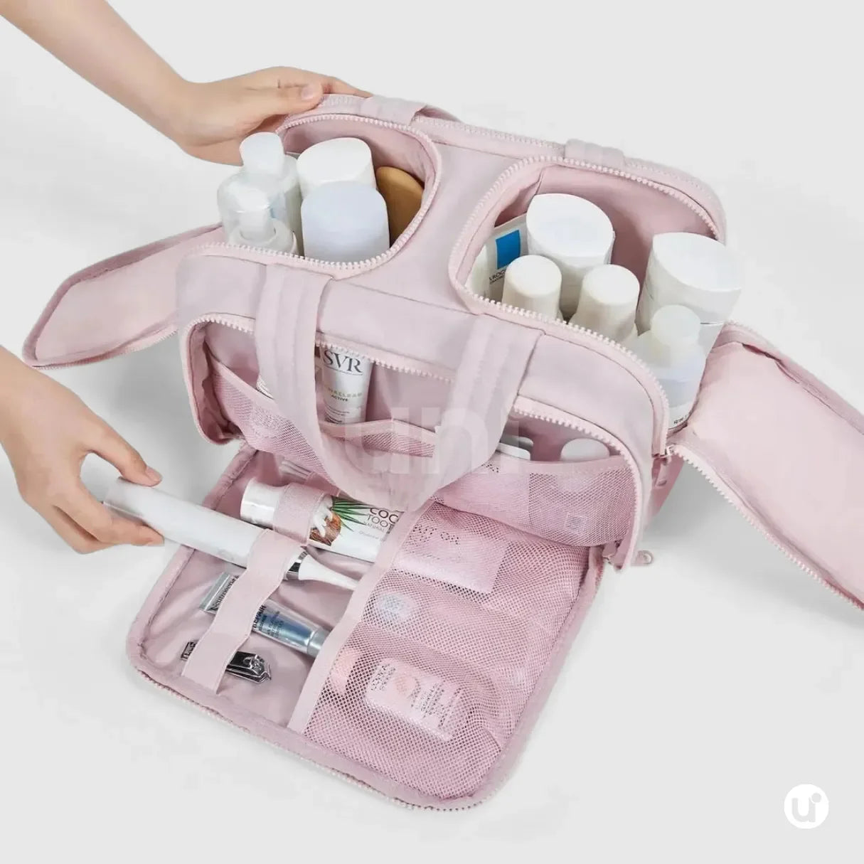 Nécessaire feminina grande CrushBag em tecido impermeável semibrilhante, com design elegante inspirado em nuvens, ideal para organizar itens de viagem com sofisticação.