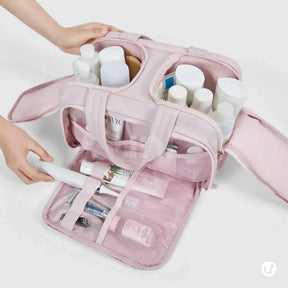 Nécessaire feminina grande CrushBag em tecido impermeável semibrilhante, com design elegante inspirado em nuvens, ideal para organizar itens de viagem com sofisticação.