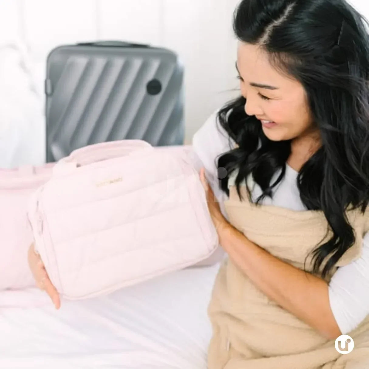 Nécessaire feminina grande CrushBag em tecido impermeável semibrilhante, com design elegante inspirado em nuvens, ideal para organizar itens de viagem com sofisticação.