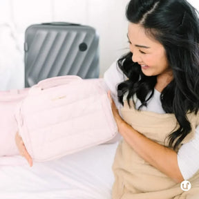 Nécessaire feminina grande CrushBag em tecido impermeável semibrilhante, com design elegante inspirado em nuvens, ideal para organizar itens de viagem com sofisticação.