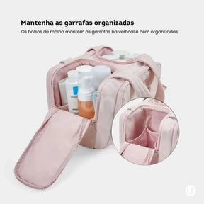 Nécessaire feminina grande CrushBag em tecido impermeável semibrilhante, com design elegante inspirado em nuvens, ideal para organizar itens de viagem com sofisticação.