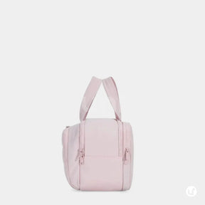 Nécessaire feminina grande CrushBag em tecido impermeável semibrilhante, com design elegante inspirado em nuvens, ideal para organizar itens de viagem com sofisticação.