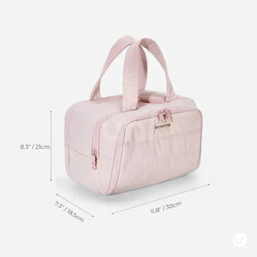 Nécessaire feminina grande CrushBag em tecido impermeável semibrilhante, com design elegante inspirado em nuvens, ideal para organizar itens de viagem com sofisticação.