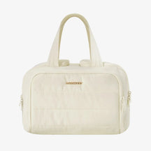 Nécessaire feminina grande CrushBag em tecido impermeável semibrilhante, com design elegante inspirado em nuvens, ideal para organizar itens de viagem com sofisticação.