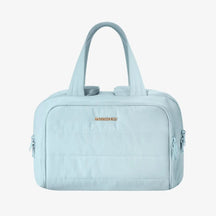 Nécessaire feminina grande CrushBag em tecido impermeável semibrilhante, com design elegante inspirado em nuvens, ideal para organizar itens de viagem com sofisticação.