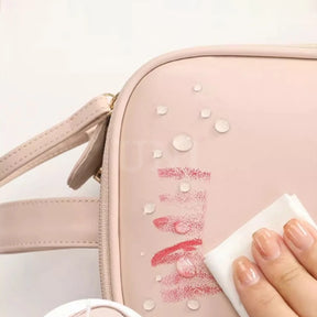 Nécessaire feminina grande Luxbag 3.0 em couro ecológico premium, exibindo seu design sofisticado e moderno, ideal para viagens e organização diária.