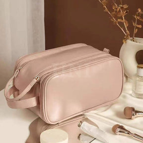 Nécessaire feminina grande Luxbag 3.0 em couro ecológico premium, exibindo seu design sofisticado e moderno, ideal para viagens e organização diária.