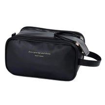 Nécessaire feminina grande Luxbag 3.0 em couro ecológico premium, exibindo seu design sofisticado e moderno, ideal para viagens e organização diária.