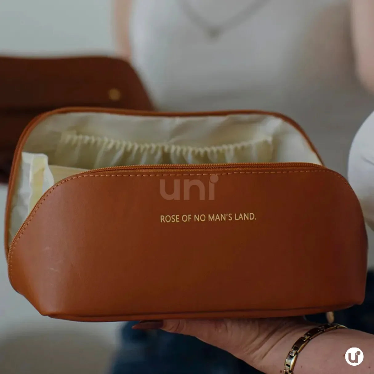Nécessaire feminina organizadora Luxbag em couro ecológico premium, com design sofisticado e fechamento em zíper, ideal para viagens e dia a dia.