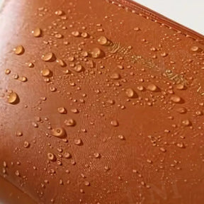 Nécessaire feminina organizadora Luxbag em couro ecológico premium, com design sofisticado e fechamento em zíper, ideal para viagens e dia a dia.