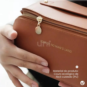 Nécessaire feminina organizadora Luxbag em couro ecológico premium, com design sofisticado e fechamento em zíper, ideal para viagens e dia a dia.