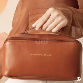 Nécessaire feminina organizadora Luxbag em couro ecológico premium, com design sofisticado e fechamento em zíper, ideal para viagens e dia a dia.