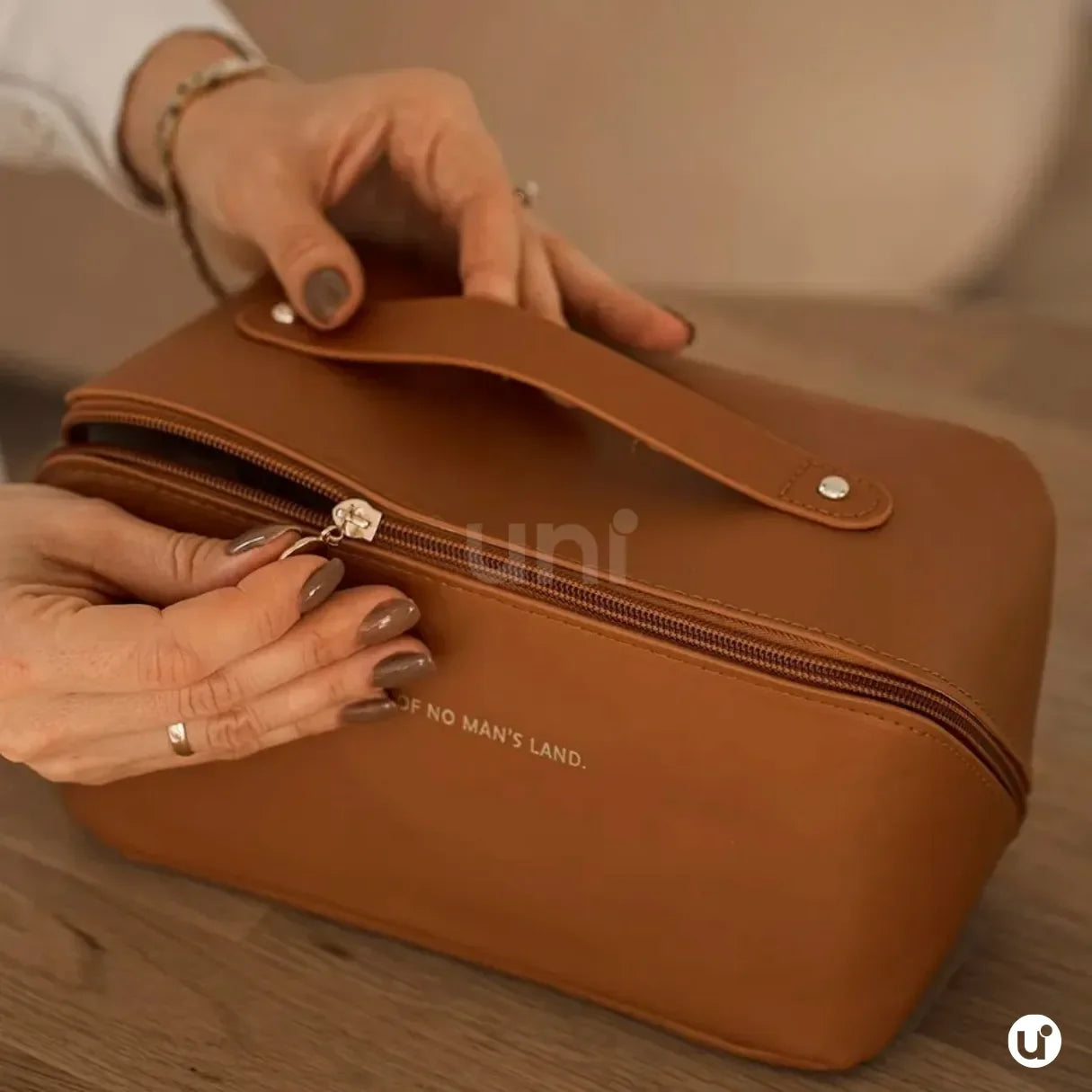 Nécessaire feminina organizadora Luxbag em couro ecológico premium, com design sofisticado e fechamento em zíper, ideal para viagens e dia a dia.