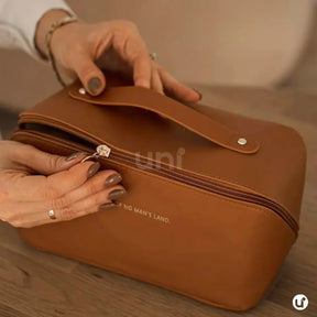 Nécessaire feminina organizadora Luxbag em couro ecológico premium, com design sofisticado e fechamento em zíper, ideal para viagens e dia a dia.