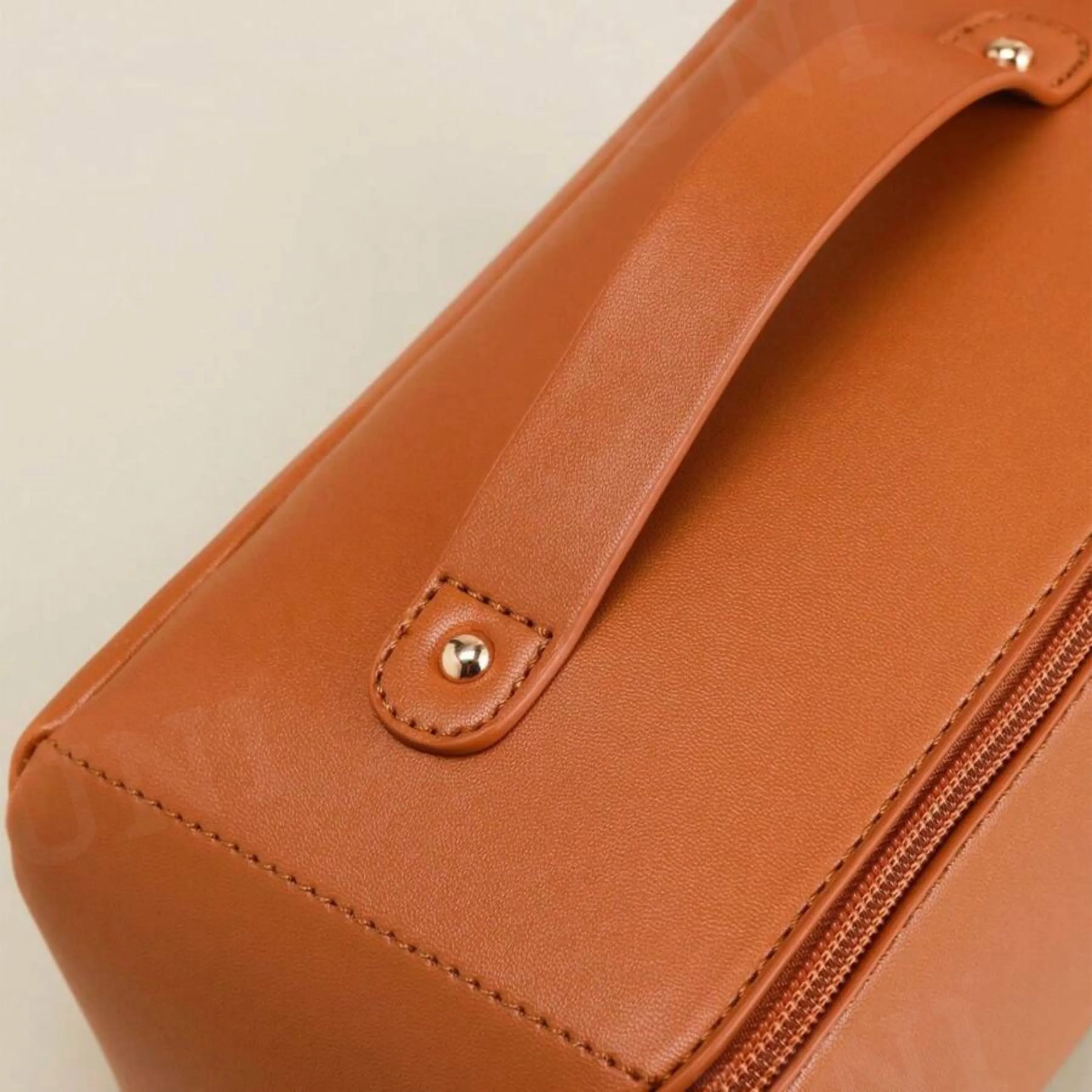 Nécessaire feminina organizadora Luxbag em couro ecológico premium, com design sofisticado e fechamento em zíper, ideal para viagens e dia a dia.