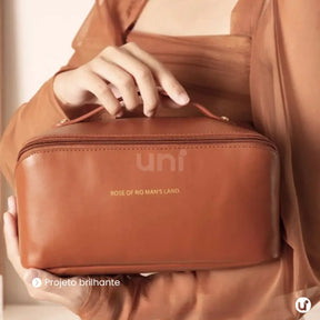 Nécessaire feminina organizadora Luxbag em couro ecológico premium, com design sofisticado e fechamento em zíper, ideal para viagens e dia a dia.